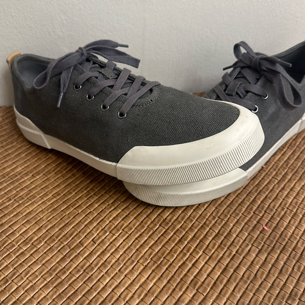 Vince men’s practically new sneakers